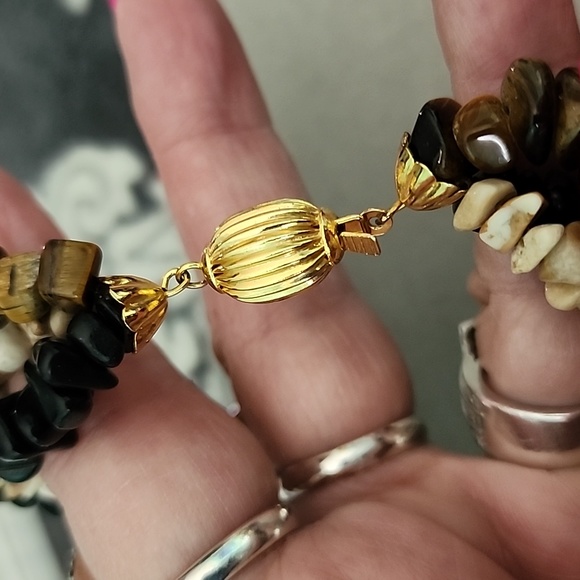 Vintage 3 strand tigers eye and onyx necklace. - Picture 3 of 4